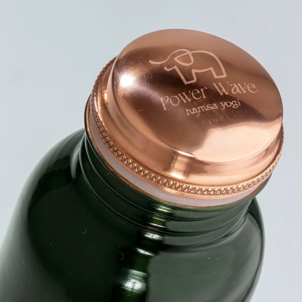 Ayurvedische Kupfertrinkflasche in Dunkelgrün mit gehämmertem Kupferboden, 500 ml und schönem Deckel.