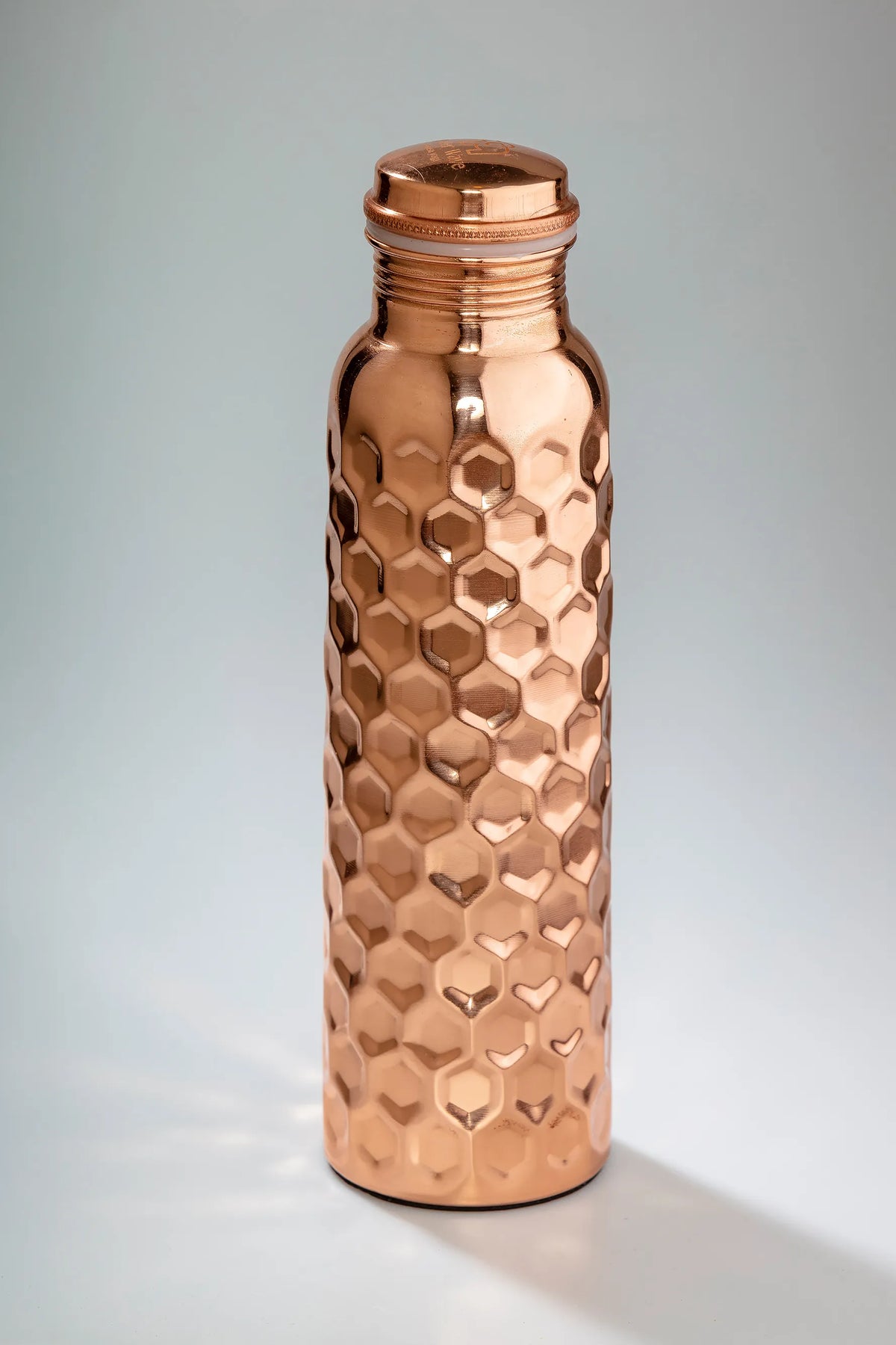 Madhu ayurvedische Kupferflasche mit dekorativem Sechseck-Wabenmuster