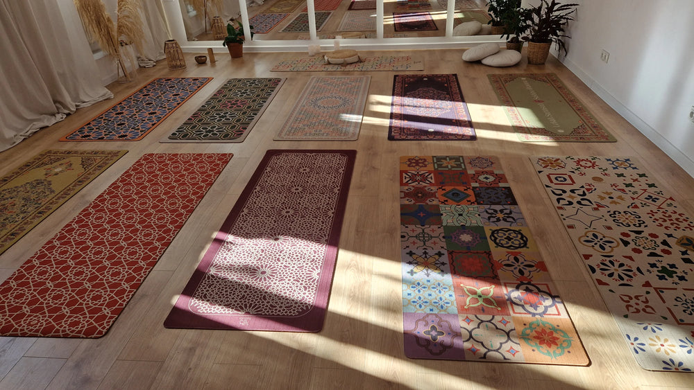 Hamsa Yogamatten designs, eco und rutschfest in einem wunderschönen Yogastudio, natürlich und erdend. 