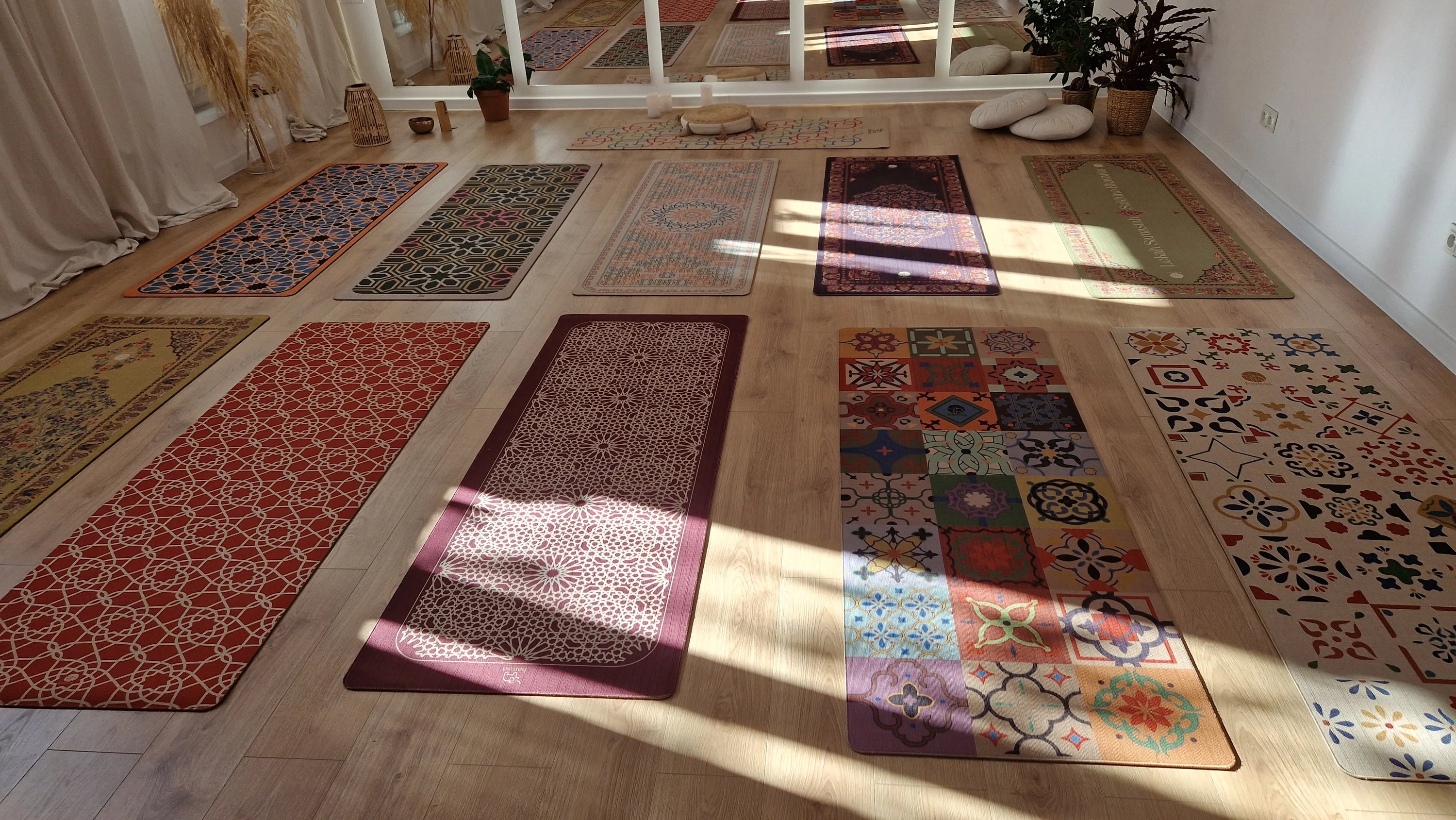 Hamsa Yogamatten designs, eco und rutschfest in einem wunderschönen Yogastudio, natürlich und erdend. 