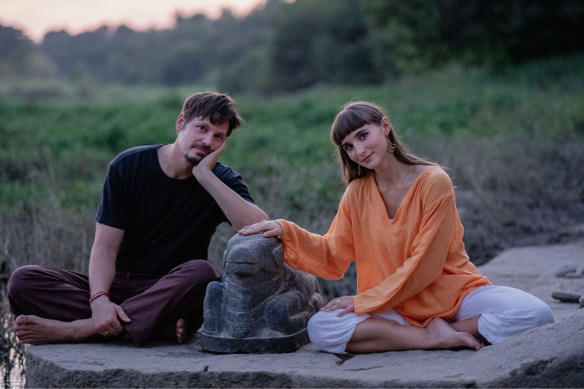 Simon und Blanka di Gründer von hamsa mit einem Nandi. 