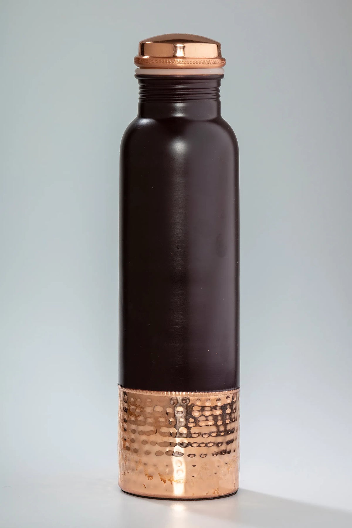Ayurvedische Kupfertrinkflasche Prithvi mit brauner Außenlackierung und gehämmertem Kupferboden