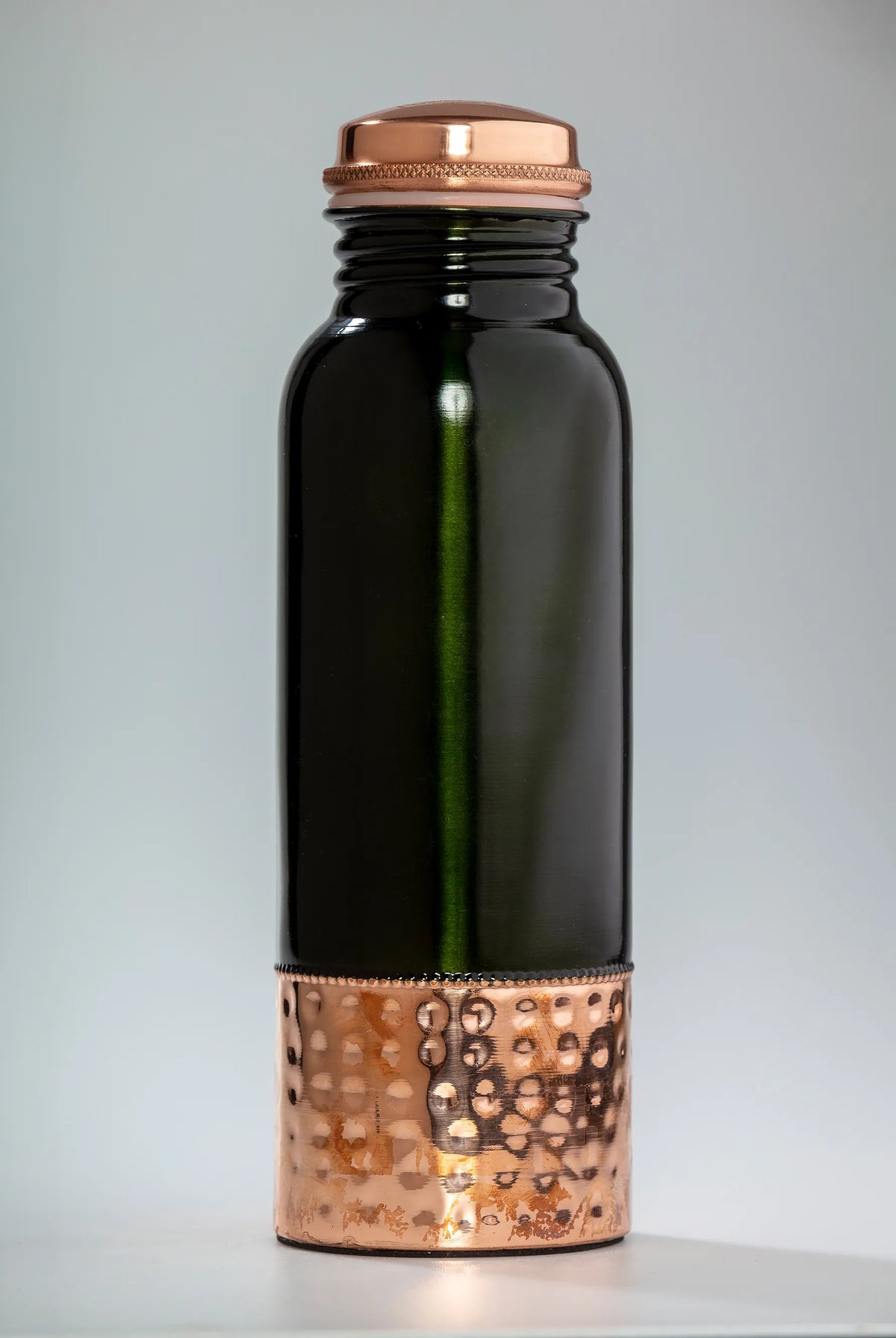 Hochwertige ayurvedische Kupfertrinkflasche 500 ml mit edler grüner Beschichtung und sorgfältig verarbeitetem Kupferboden