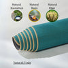 Detailaufnahme mit Materialbeschreibung der Blue Wave Yogamatte aus Jute und Naturkautschuk mit feinen Ausrichtungslinien in Blau-Türkis nachhaltig und rutschfest.