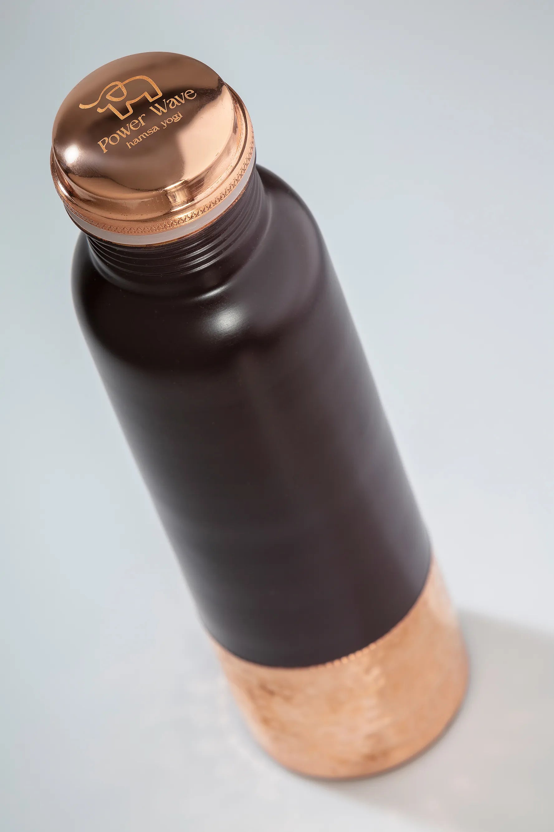Braune ayurvedische Trinkflasche aus reinem Kupfer mit edler Außenlackierung und handwerklichem Design von hamsa. 