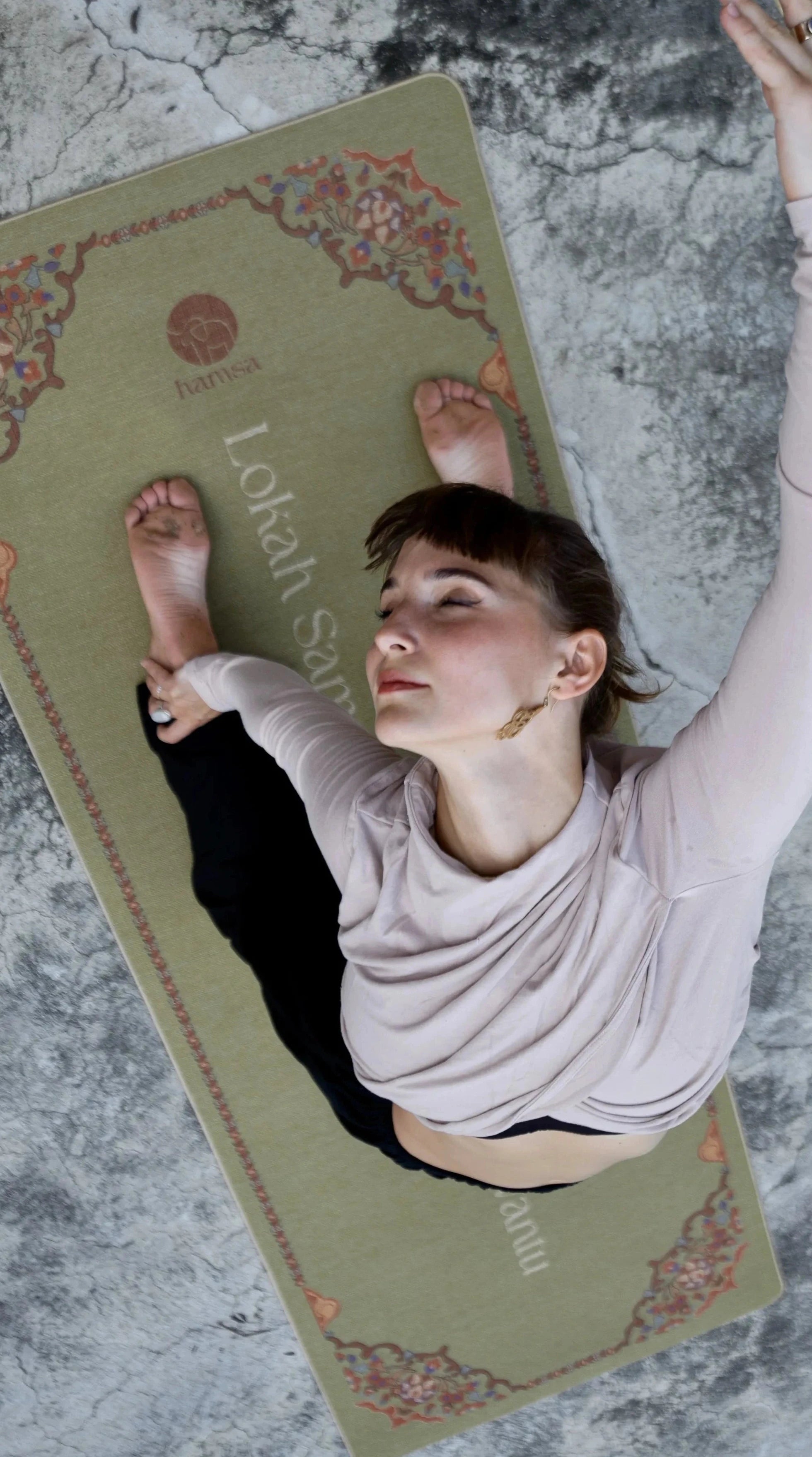 Frau praktiziert Yoga auf einer natürlichen Hamsa Yogamatte von HamsaYogis – nachhaltige, rutschfeste Yogamatte für achtsame Yogapraxis