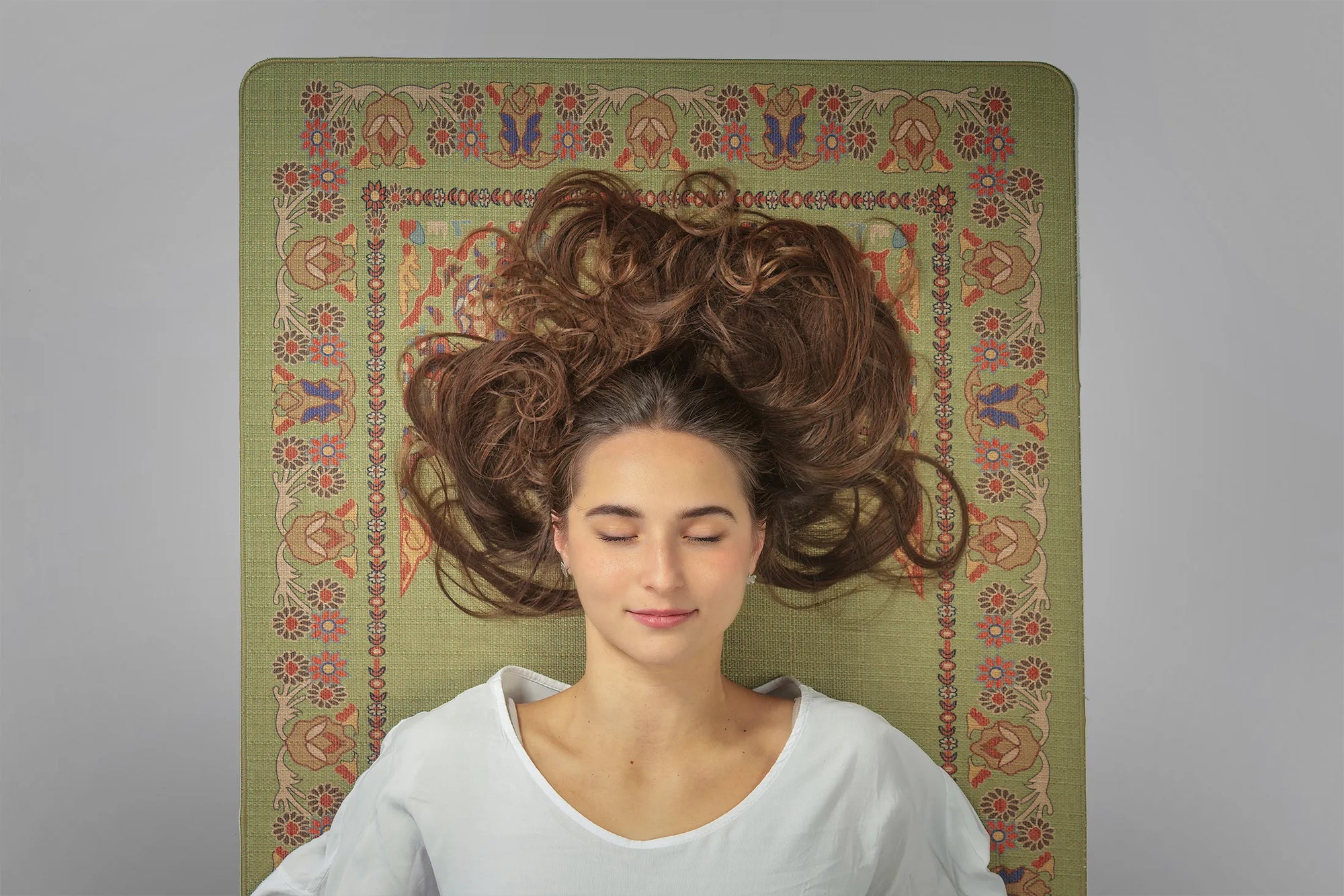 Shavasana auf natürlicher Yogamatte Entspannung