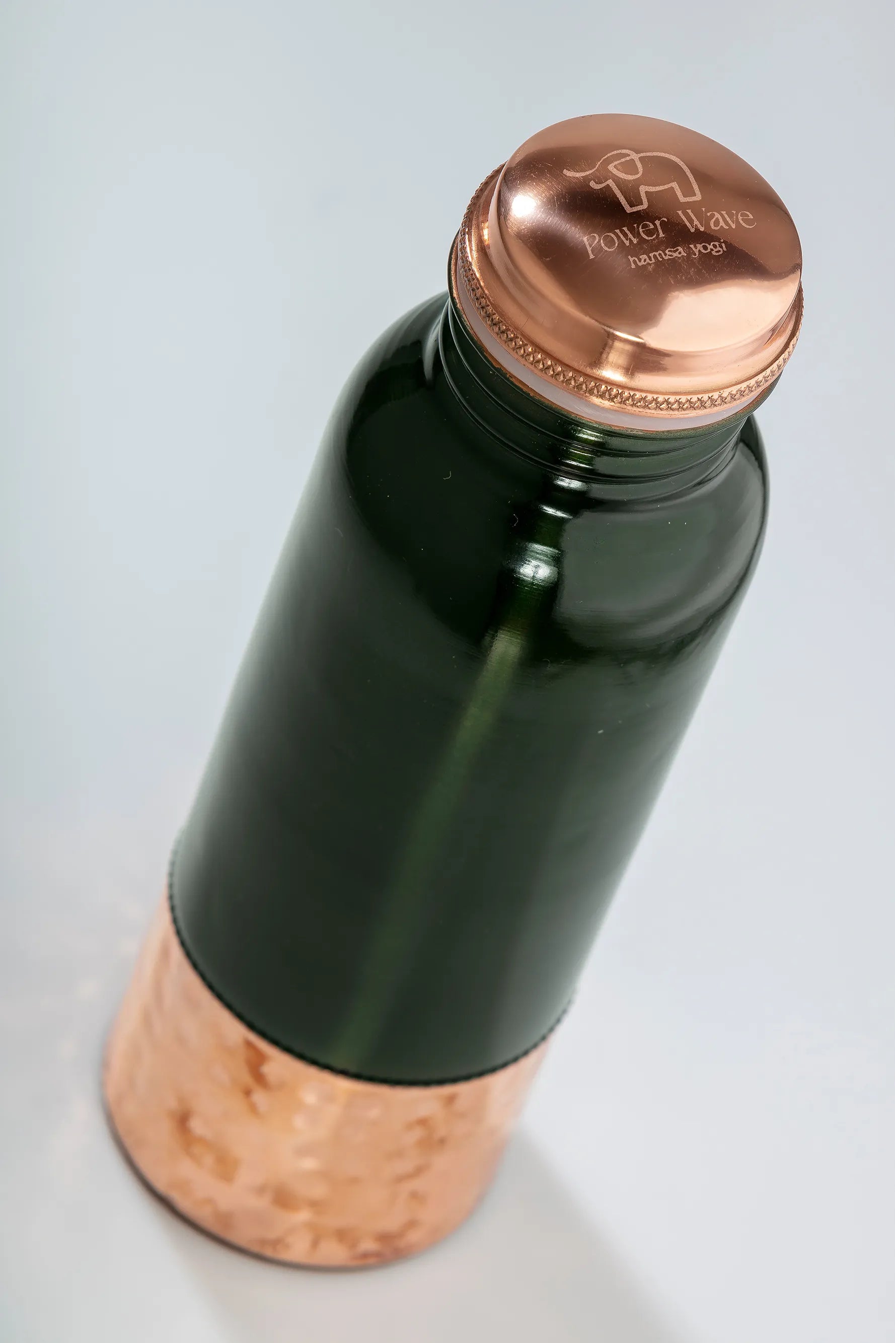 Kupferflasche 500 ml aus hochwertigem, reinem Kupfer mit elegantem grünen Finish und gehämmertem Kupferdetail